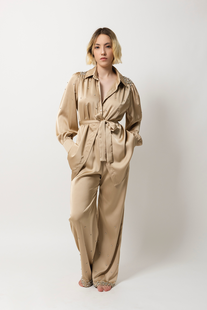 Conjunto para mujer de dos piezas de satín con pedrería piedras color beige | Bellania