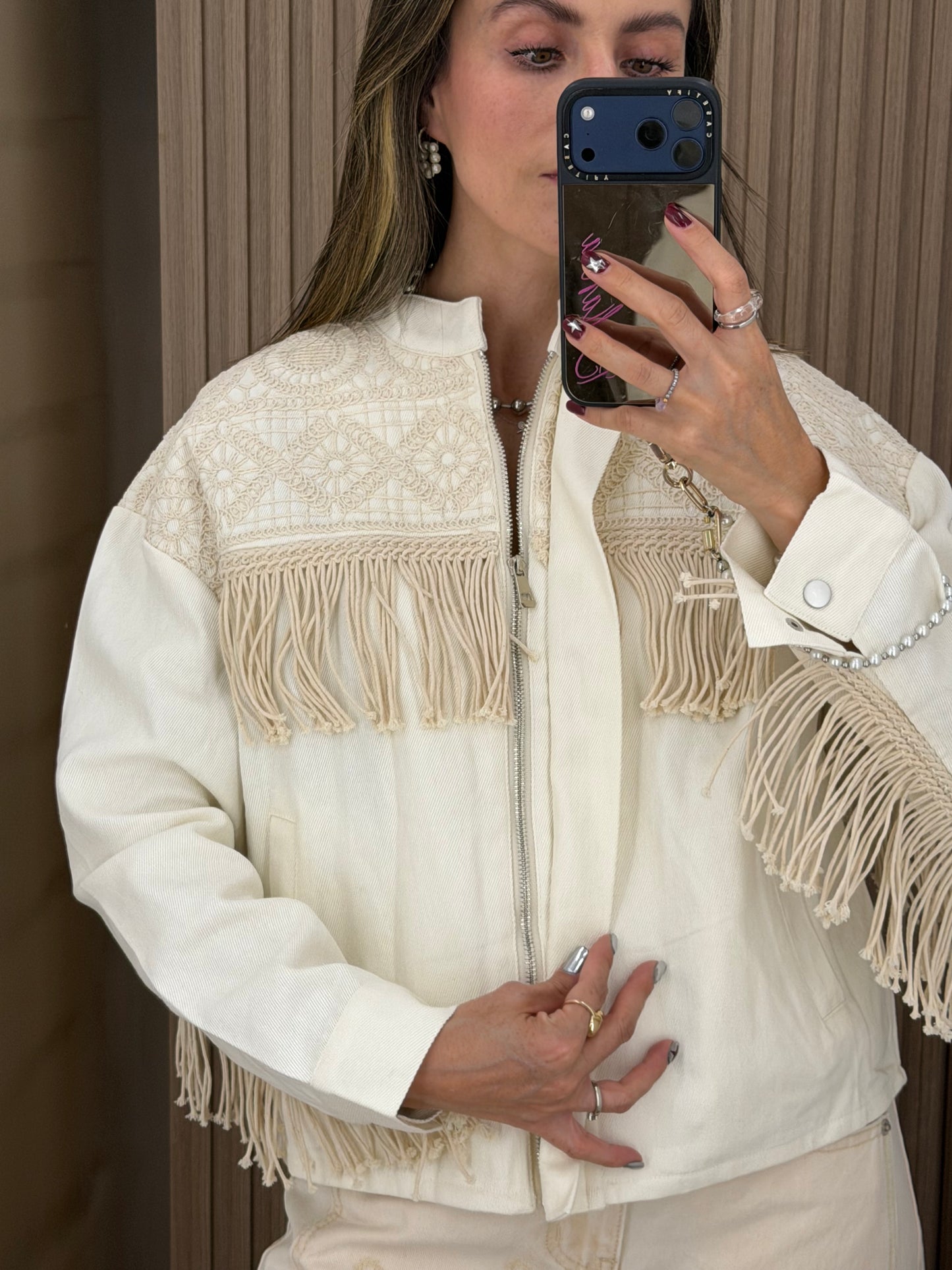 Chaqueta Blanca con Flecos y Bordado