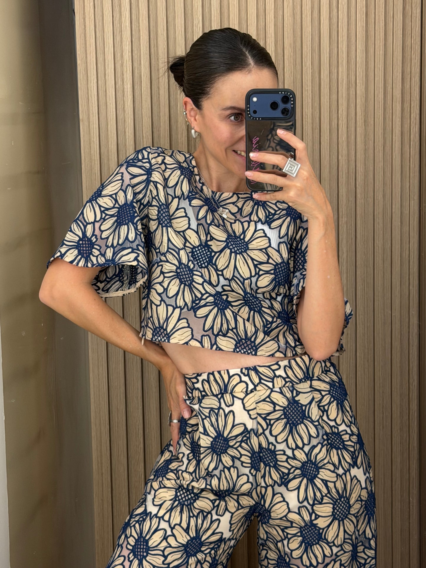 Conjunto para mujer de pantalón y blusa estampado floral Girasoles color azul marino | Bellania