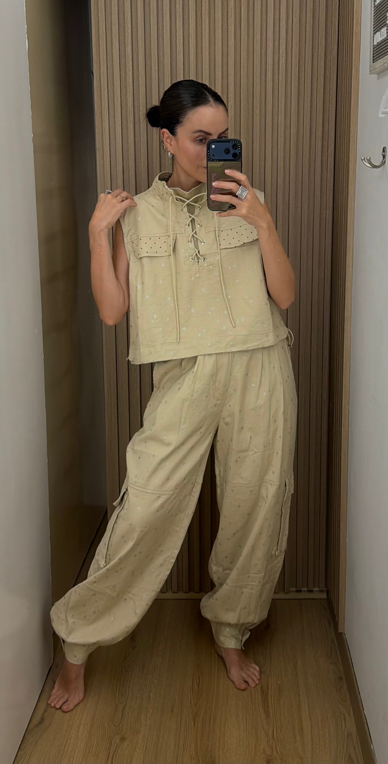 Conjunto para mujer de dos piezas de lunares tipo cargo color beige estampado | Bellania