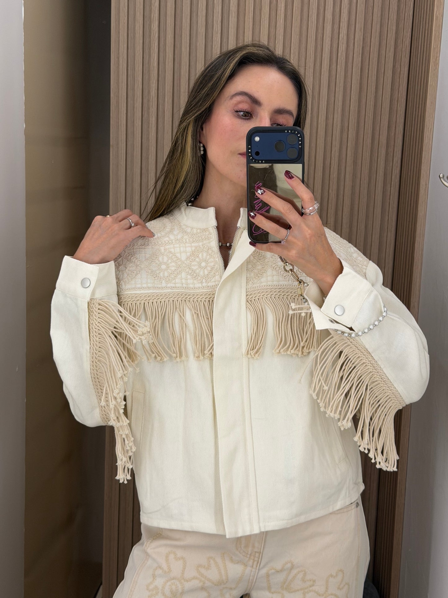 Chaqueta Blanca con Flecos y Bordado