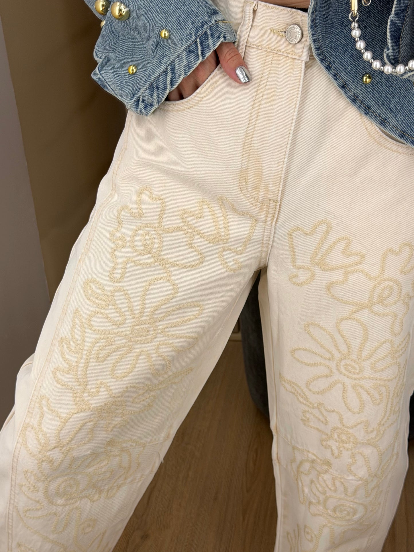 PANTALÓN CREMA CON BORDADO FLORAL