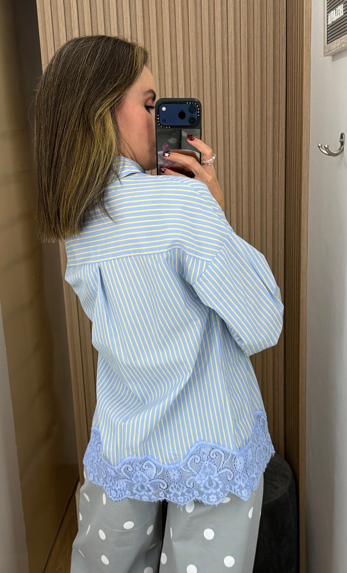Camisa Azul de Rayas con Encaje