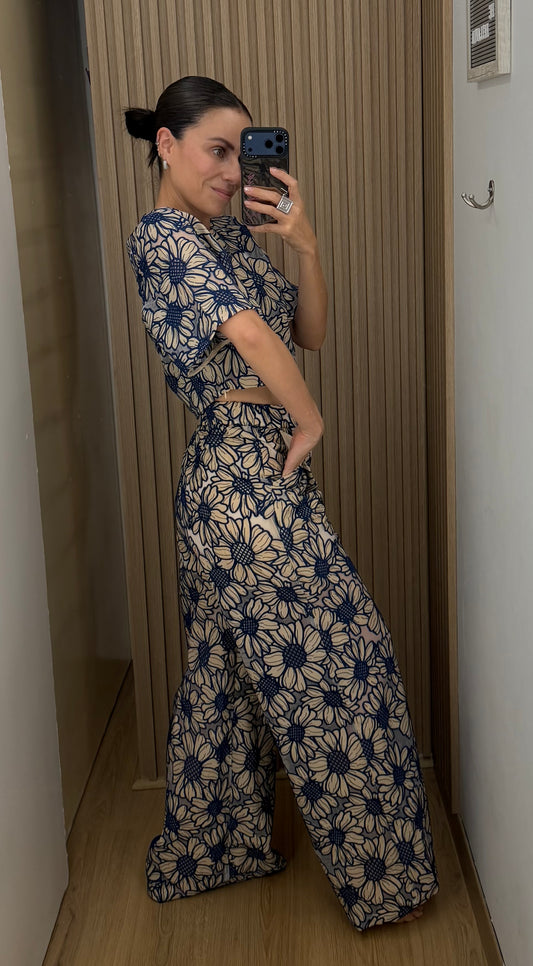 Conjunto para mujer de pantalón y blusa estampado floral Girasoles color azul marino | Bellania
