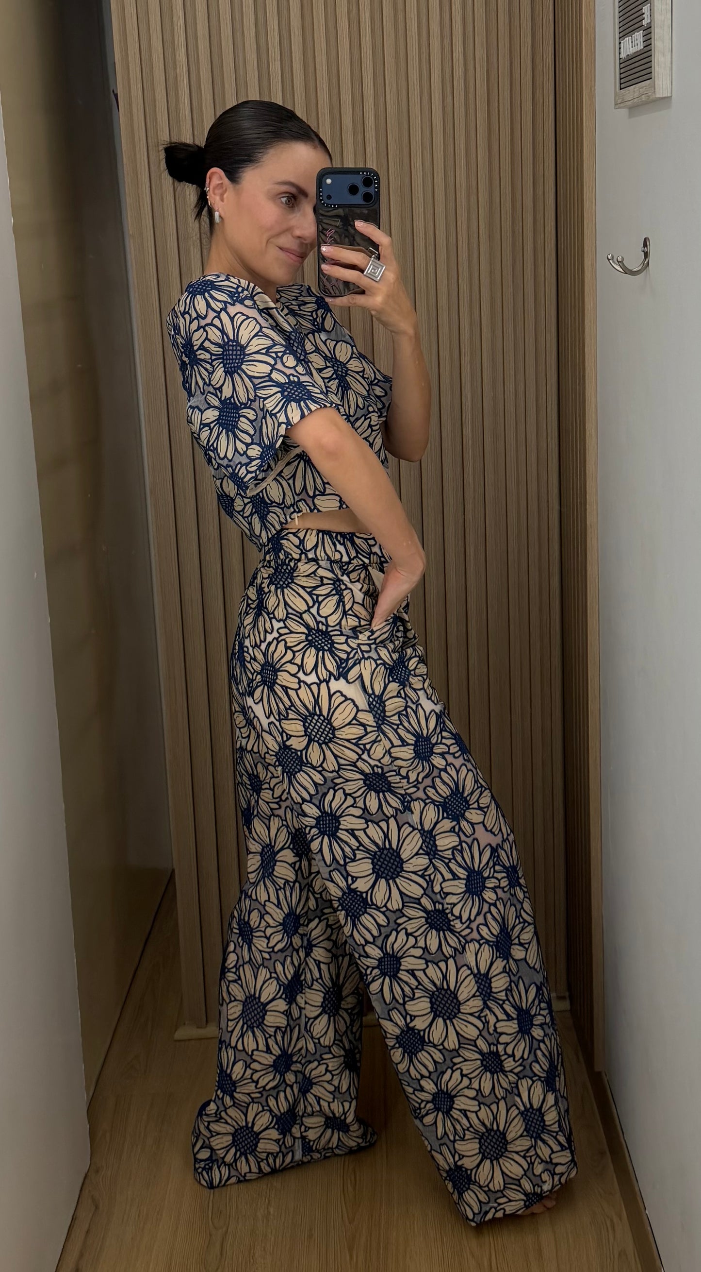 Conjunto para mujer de pantalón y blusa estampado floral Girasoles color azul marino | Bellania