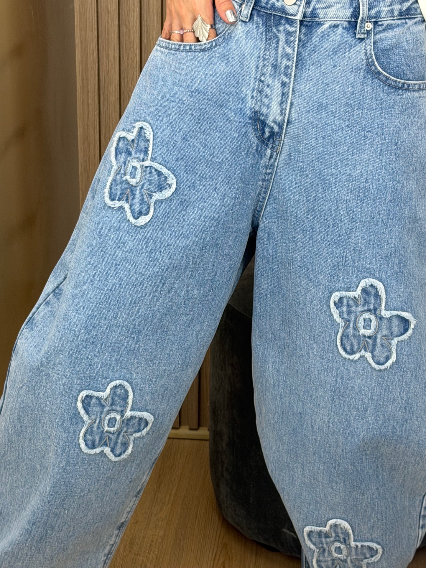 Pantalón Denim Balloon con Flores Bordadas