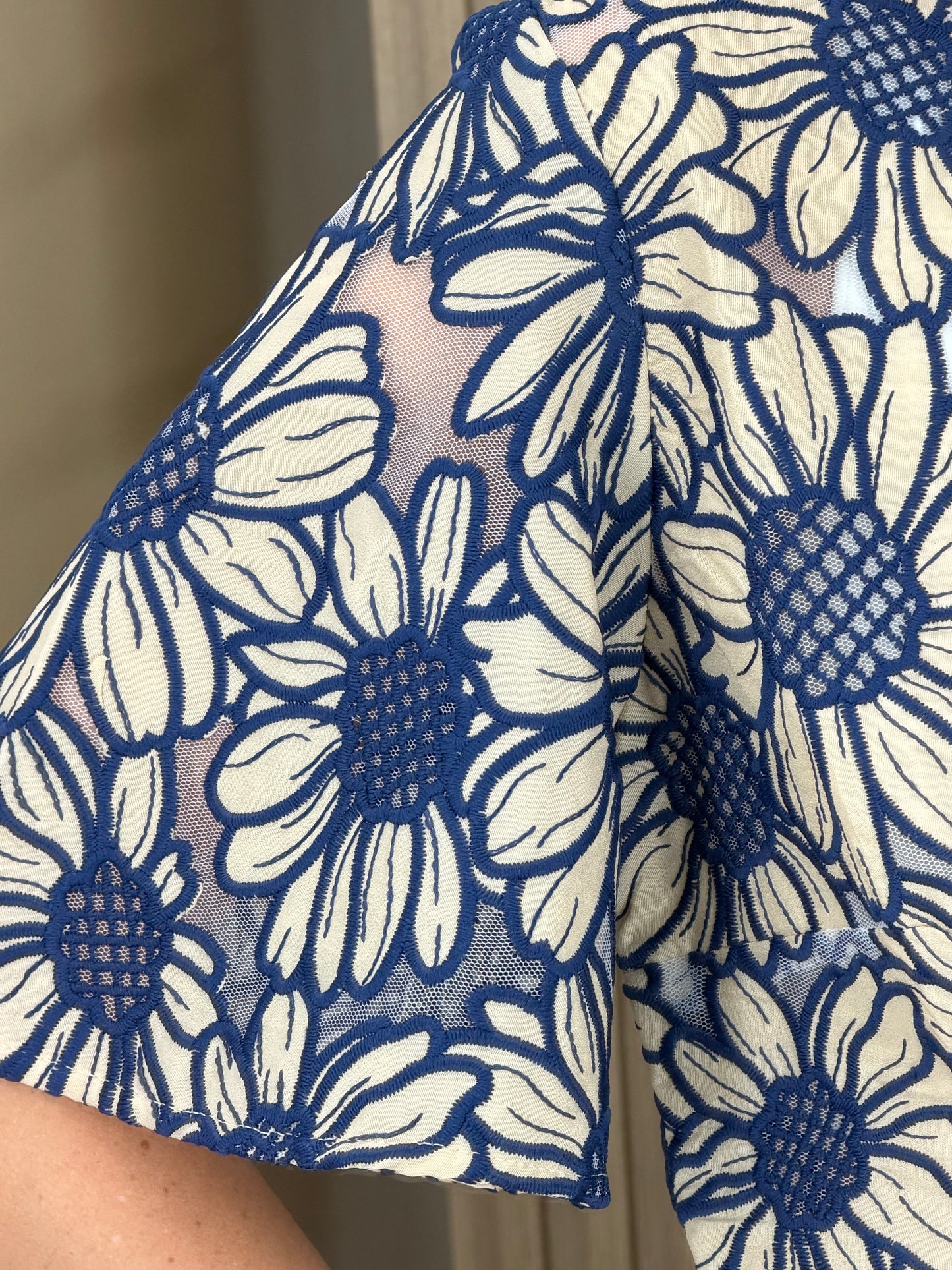 Conjunto para mujer de pantalón y blusa estampado floral Girasoles color azul marino | Bellania