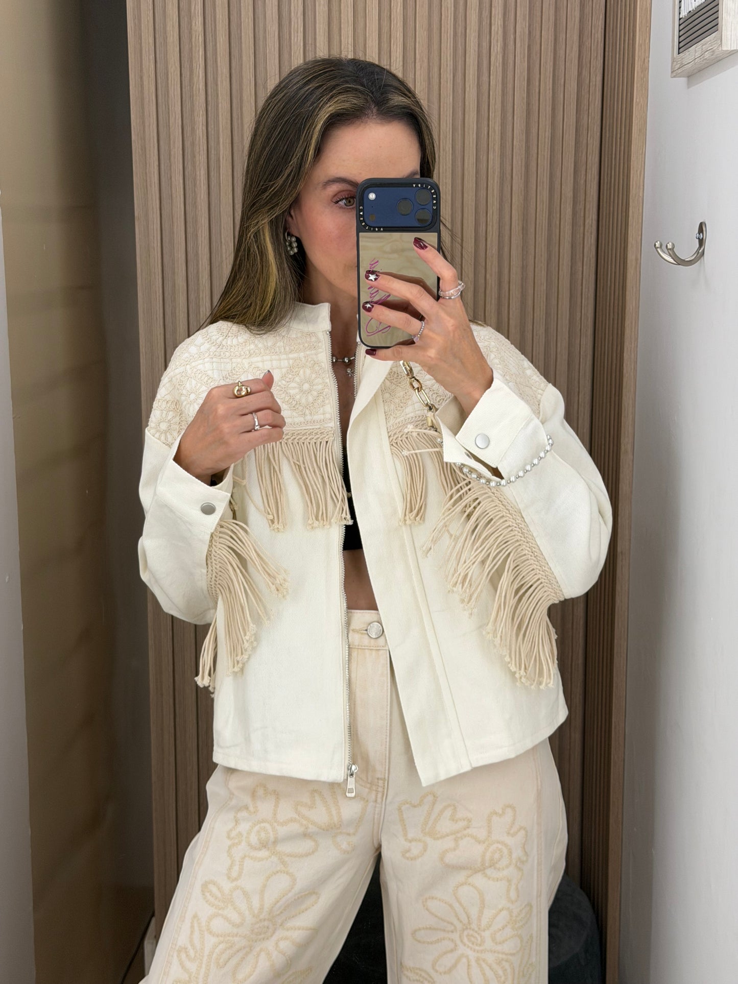 Chaqueta Blanca con Flecos y Bordado