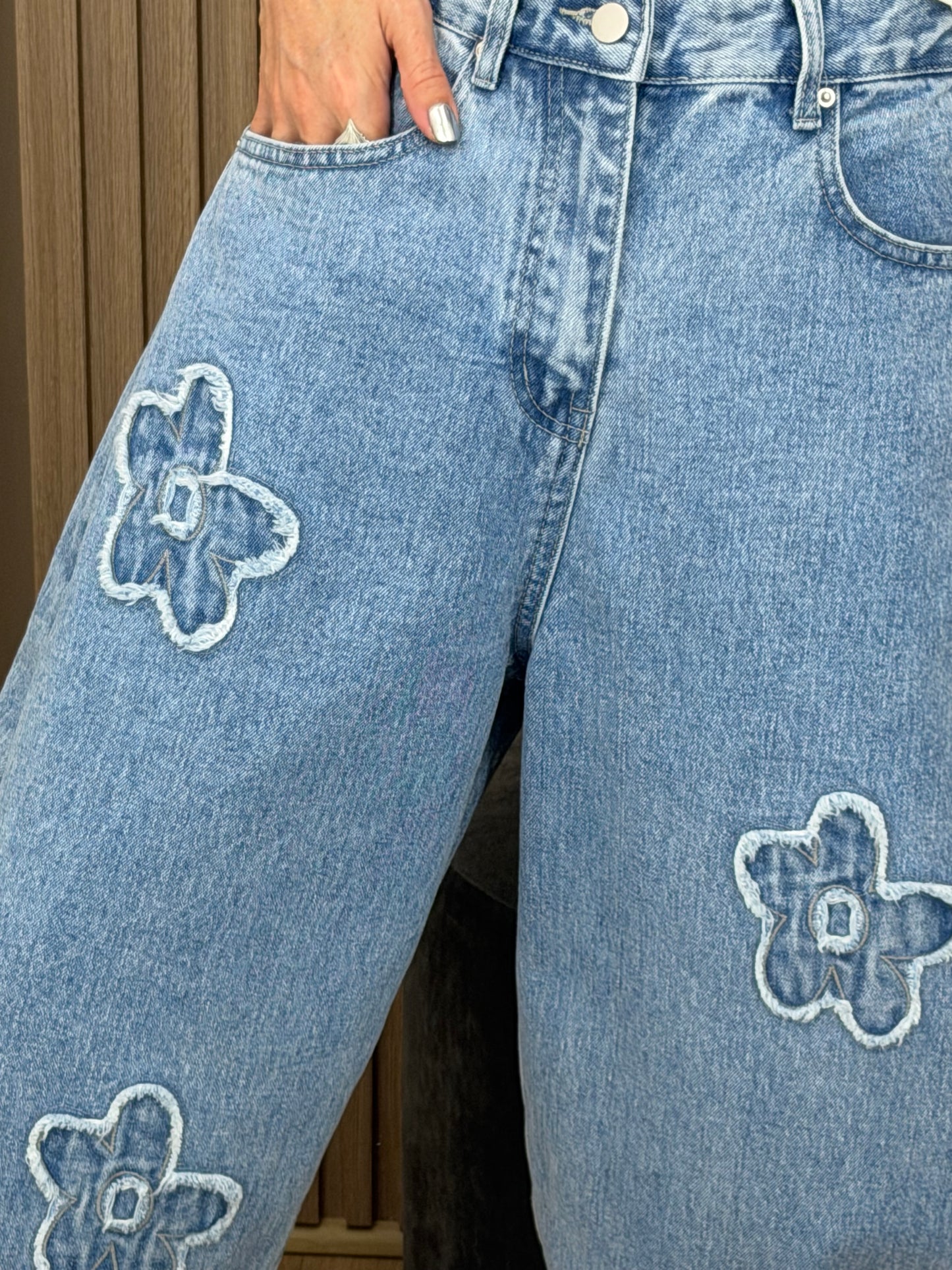 Pantalón Denim Balloon con Flores Bordadas