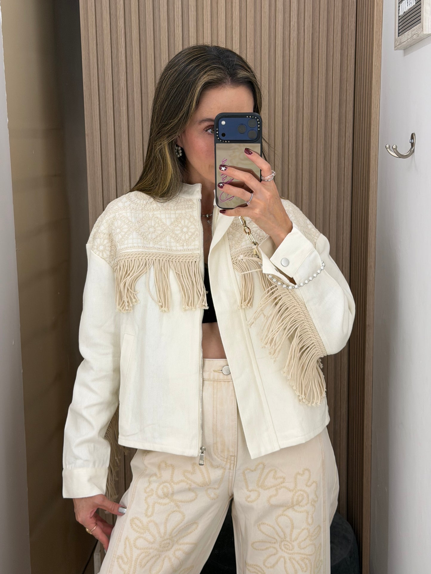 Chaqueta Blanca con Flecos y Bordado