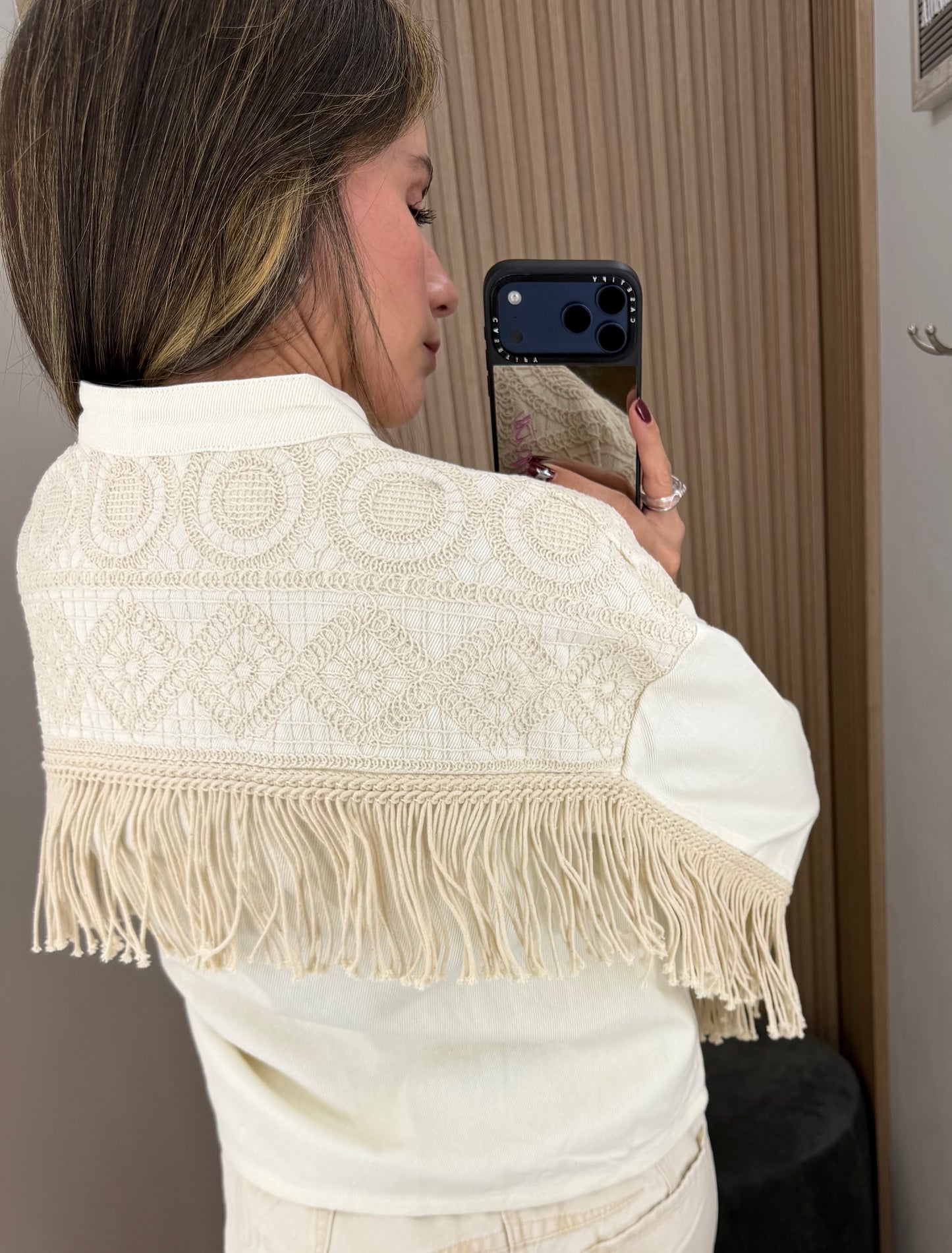 Chaqueta Blanca con Flecos y Bordado