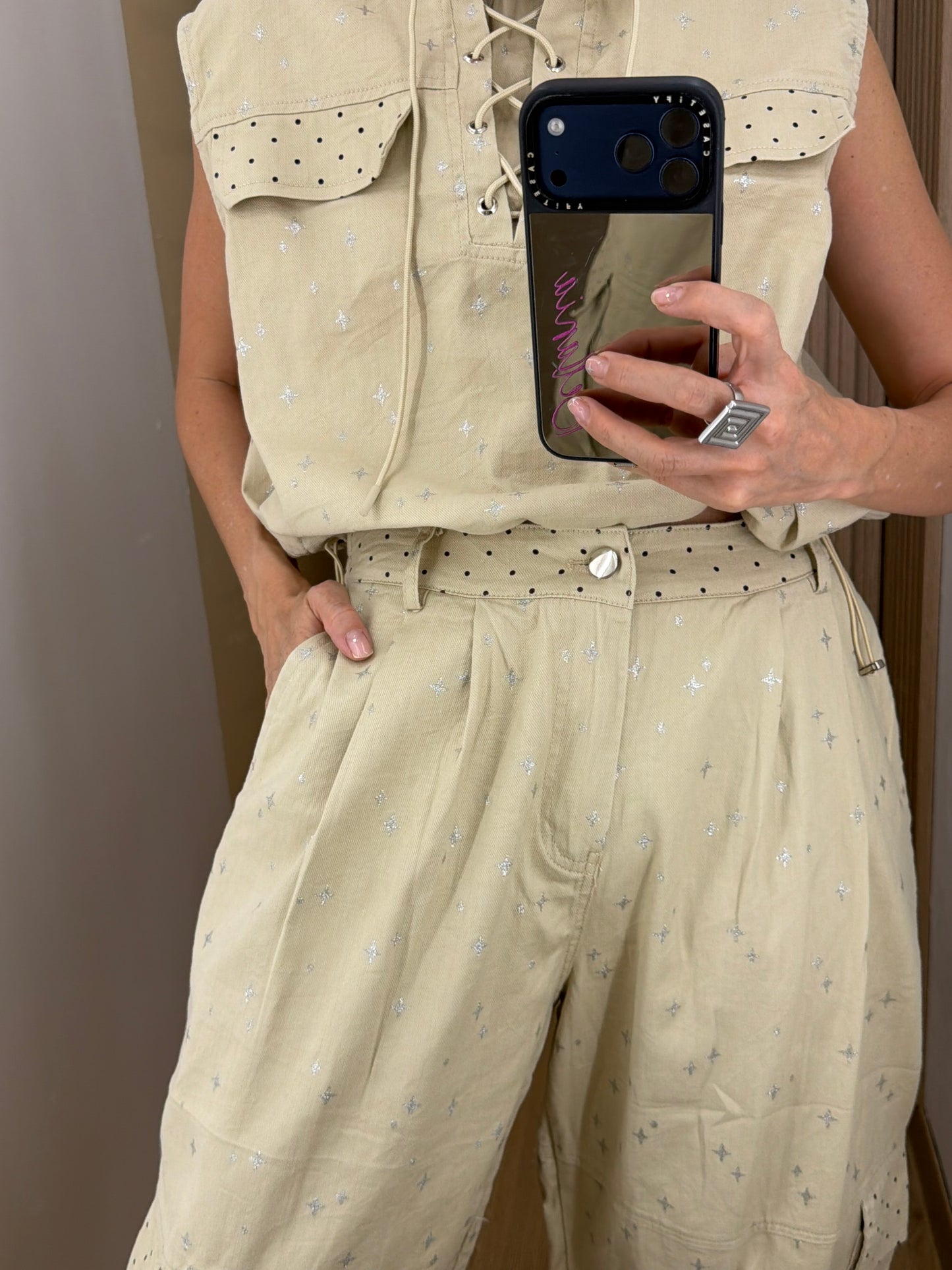 Conjunto para mujer de dos piezas de lunares tipo cargo color beige estampado | Bellania