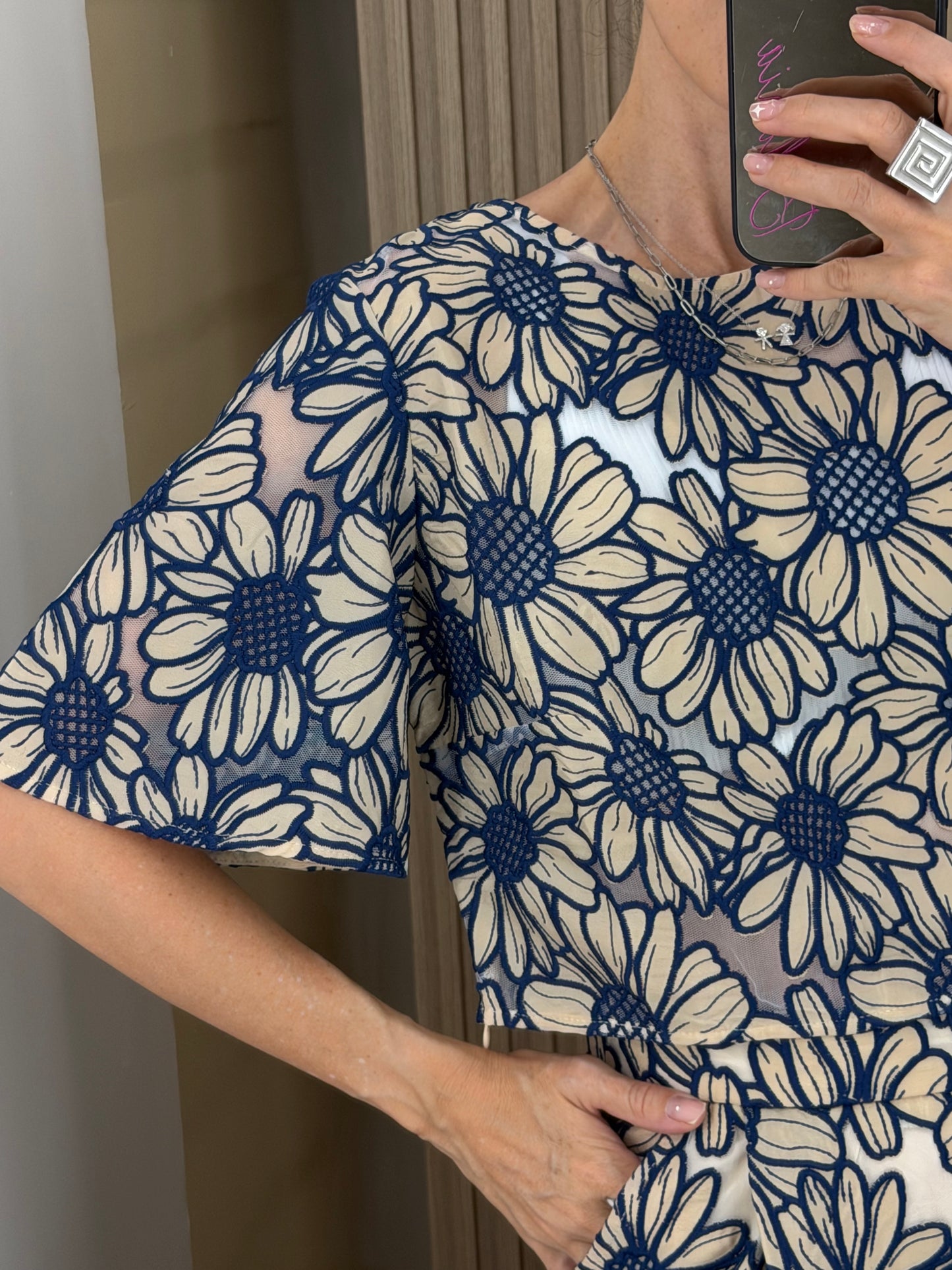Conjunto para mujer de pantalón y blusa estampado floral Girasoles color azul marino | Bellania