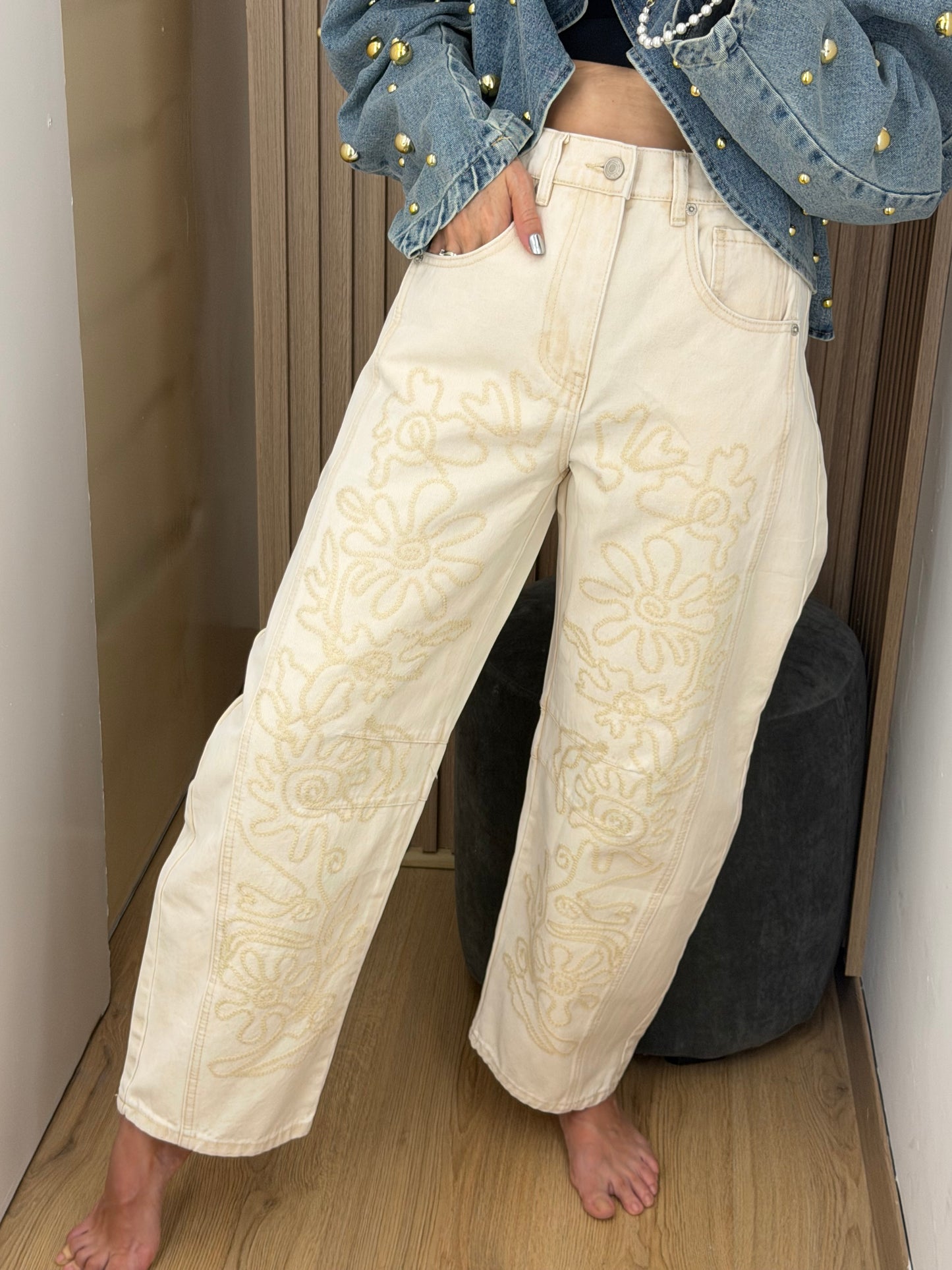 PANTALÓN CREMA CON BORDADO FLORAL