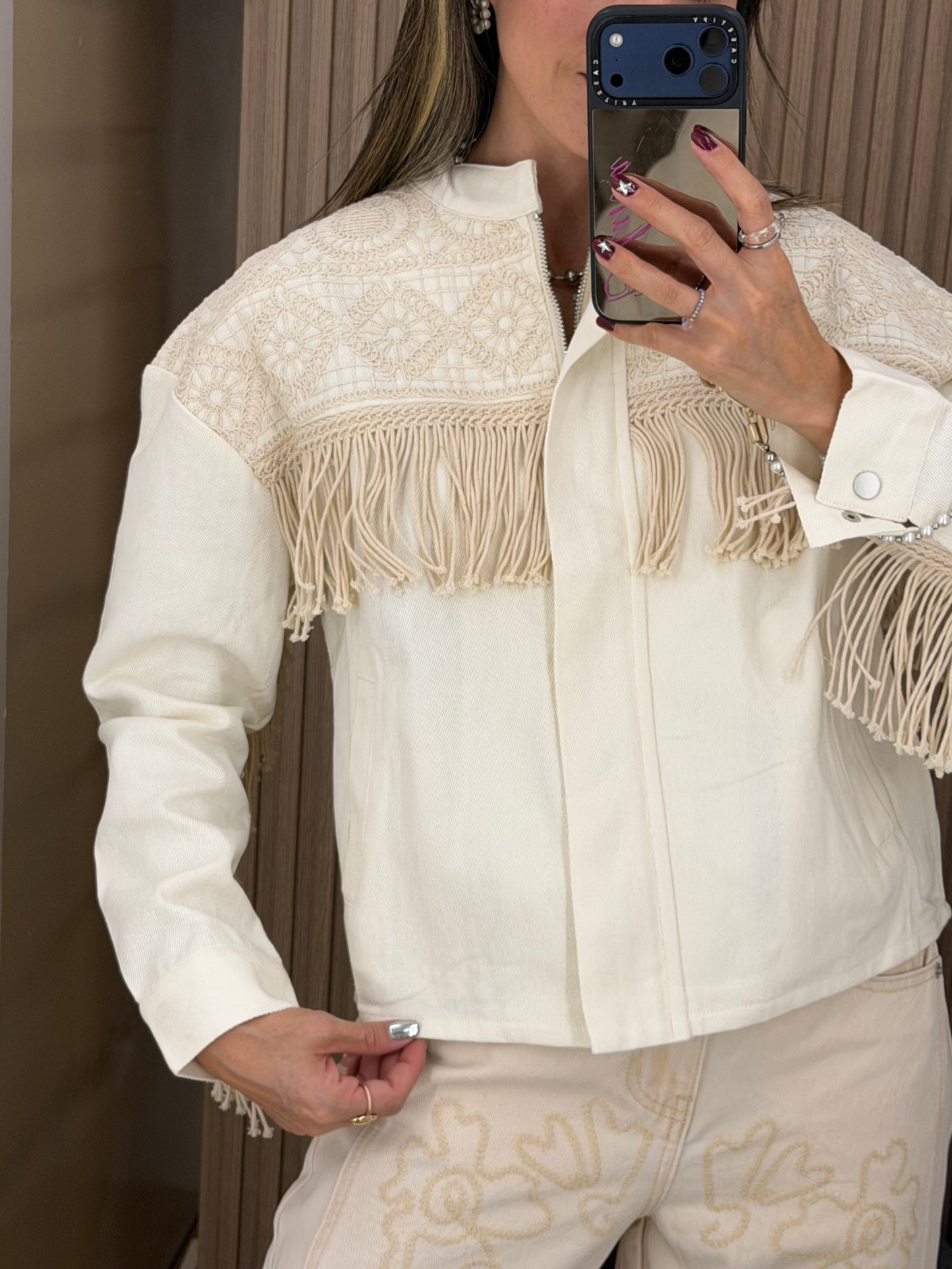 Chaqueta Blanca con Flecos y Bordado