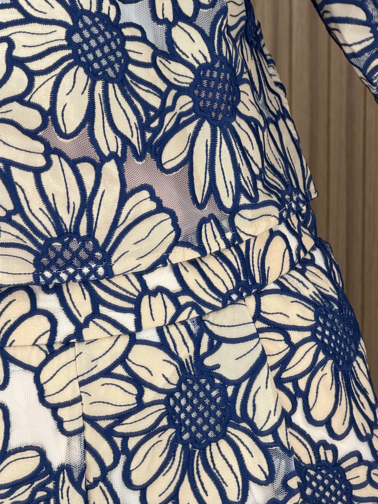 Conjunto para mujer de pantalón y blusa estampado floral Girasoles color azul marino | Bellania