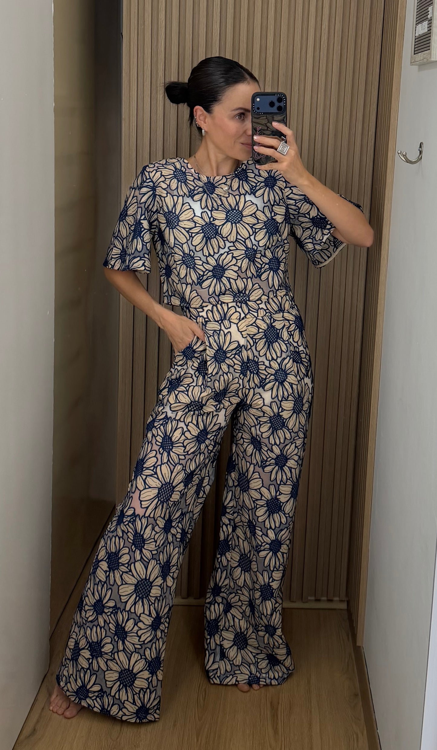 Conjunto para mujer de pantalón y blusa estampado floral Girasoles color azul marino | Bellania
