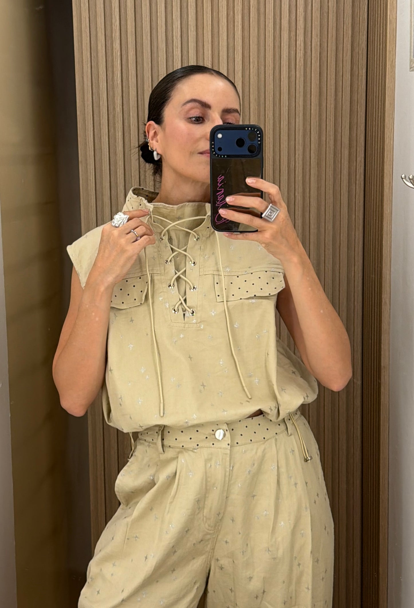 Conjunto para mujer de dos piezas de lunares tipo cargo color beige estampado | Bellania