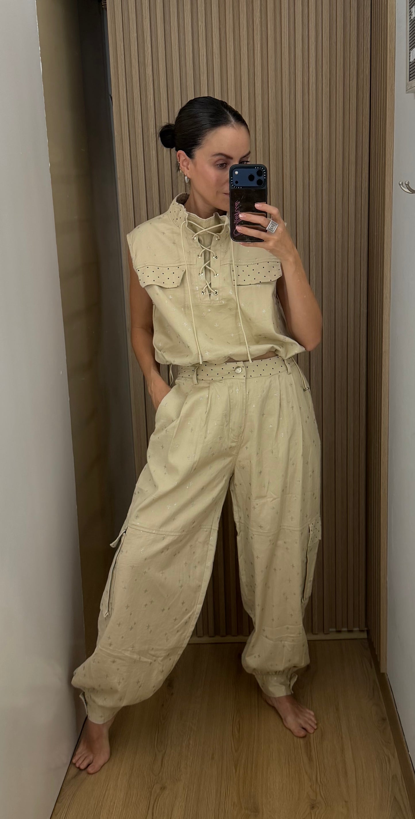 Conjunto para mujer de dos piezas de lunares tipo cargo color beige estampado | Bellania