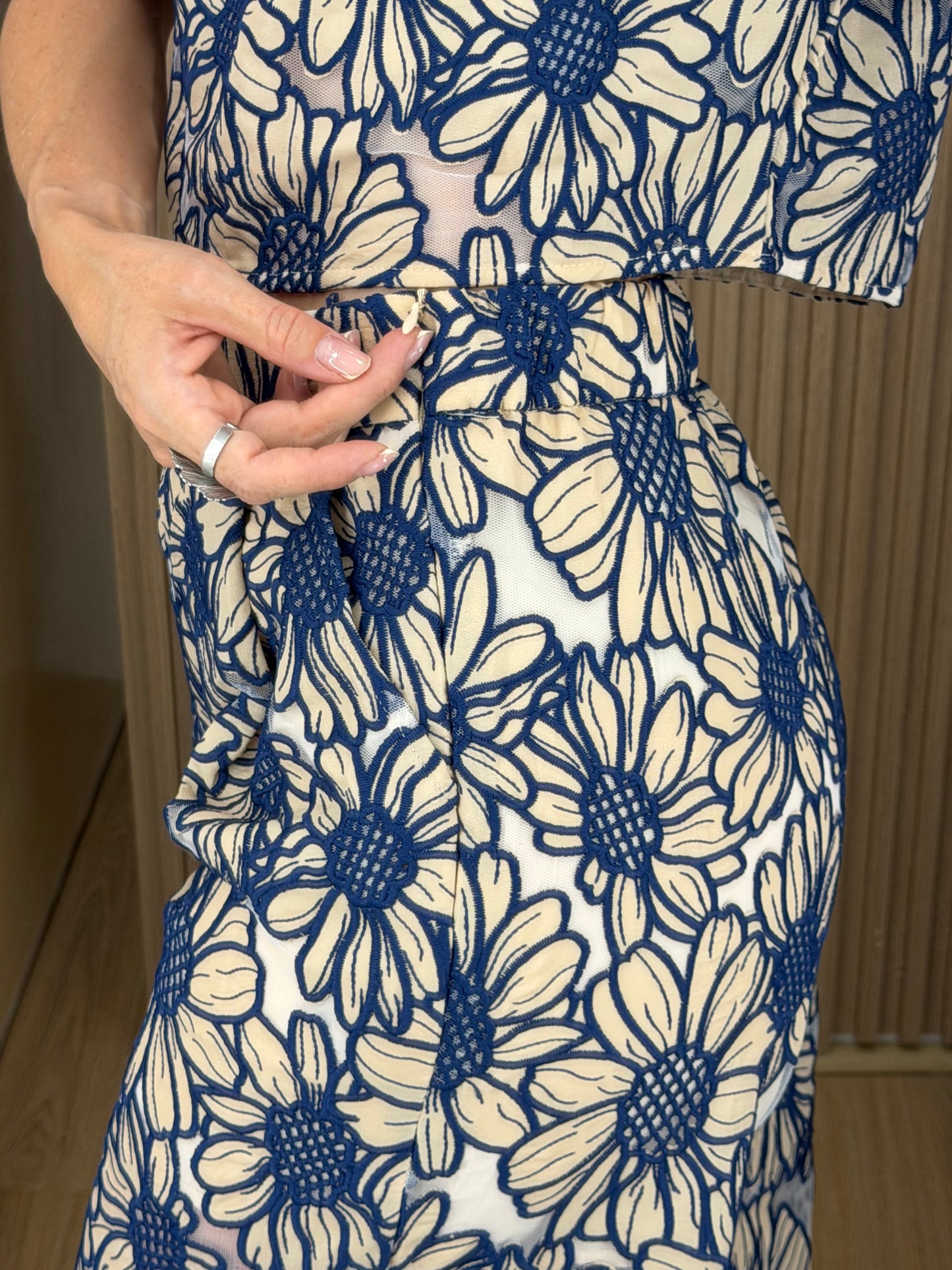 Conjunto para mujer de pantalón y blusa estampado floral Girasoles color azul marino | Bellania