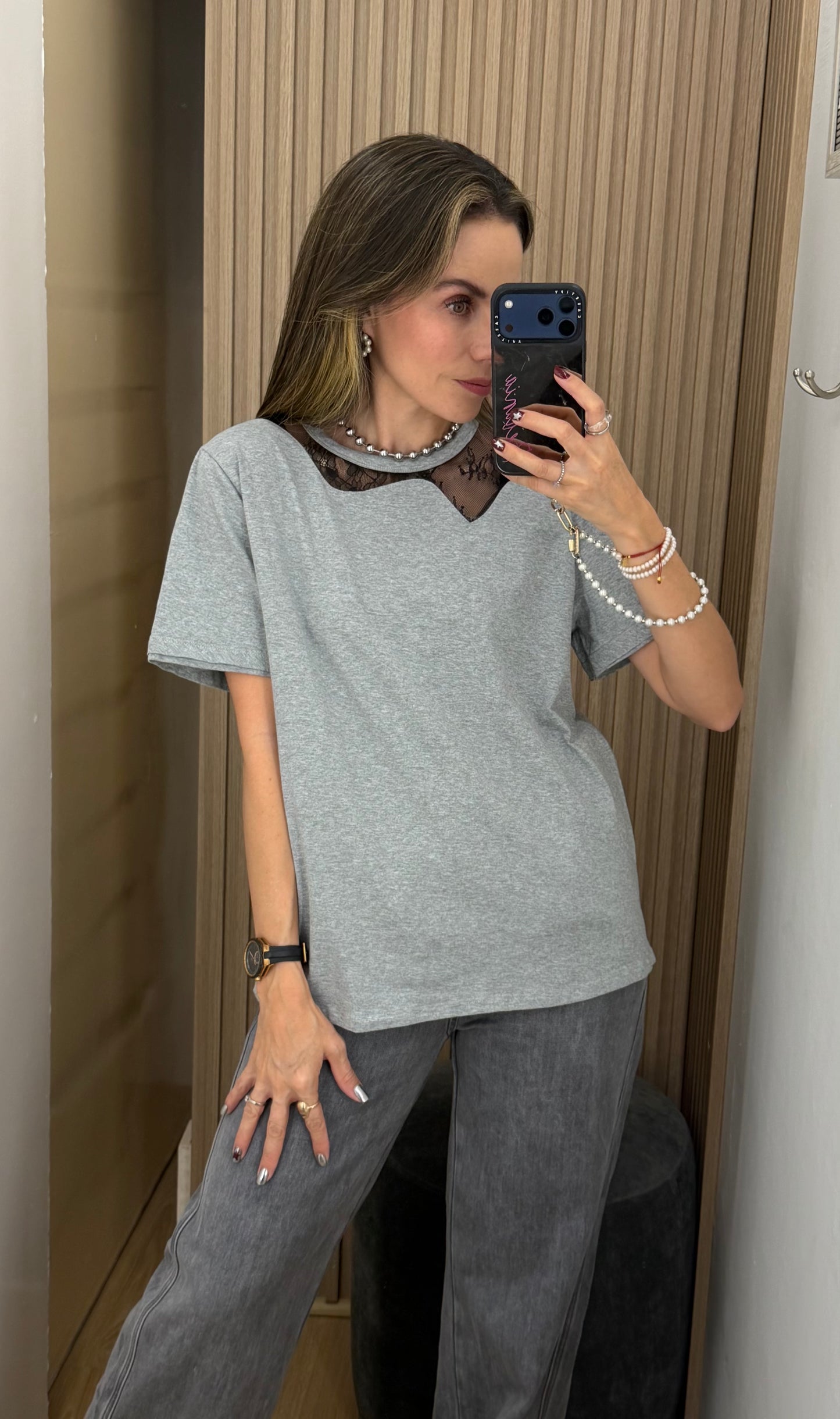 Blusa Gris con Encaje
