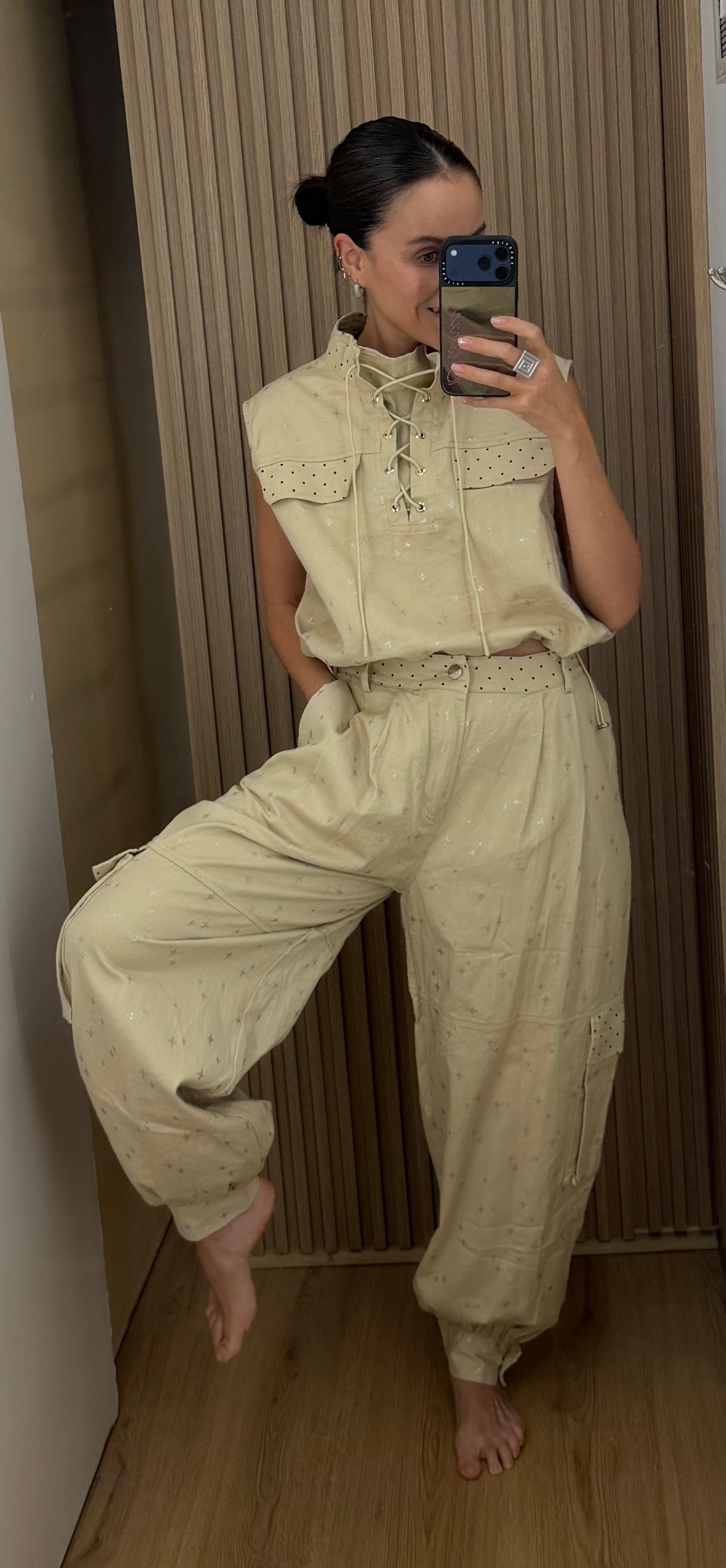 Conjunto para mujer de dos piezas de lunares tipo cargo color beige estampado | Bellania