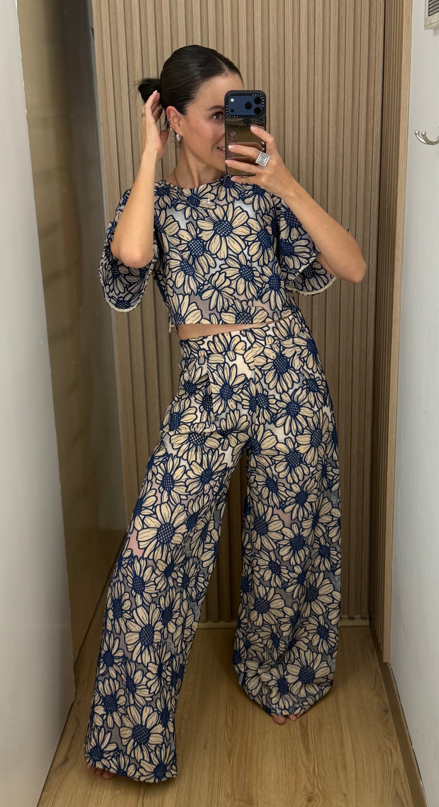 Conjunto para mujer de pantalón y blusa estampado floral Girasoles color azul marino | Bellania