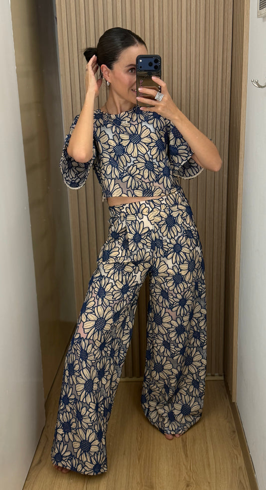 Conjunto para mujer de pantalón y blusa estampado floral Girasoles color azul marino | Bellania